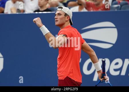 New York, USA, 4. September 2023. Der britische Tennisspieler Jack Draper feiert am Montag, den 4. September 2023, während des US Open Turniers im Billie Jean King National Tennis Center. © Jürgen Hasenkopf / Alamy Live News Stockfoto