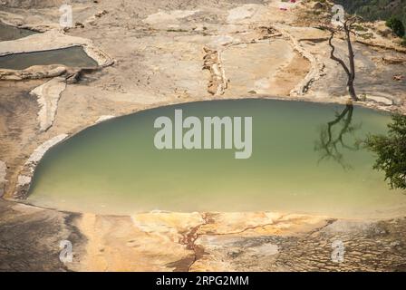 Ein kleiner See auf den Bergen. Blick auf Hierve el Agua, Oaxaca, Mexiko. Stockfoto