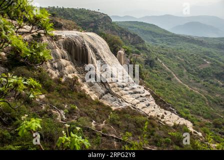 Die touristische und berühmte Stätte von Hierve el Agua in Oaxaca, Mexiko. Versteinerte Wasserfälle. Stockfoto