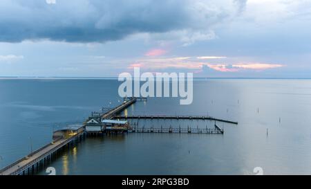 Luftaufnahme des Fairhope Pier bei Sonnenuntergang an der Eastern Shore of Mobile Bay in Fairhope, Alabama Stockfoto