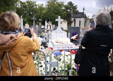 191002 -- PARIS, 2. Oktober 2019 -- Menschen stehen vor dem Grab des ehemaligen französischen Präsidenten Jacques Chirac nach seiner Begräbnis auf dem Montparnasse Friedhof in Paris, Frankreich, 2. Oktober 2019. Chirac starb am 26. September 2019 im Alter von 86 Jahren. FRANCE-PARIS-JACQUES CHIRAC-TOMB GaoxJing PUBLICATIONxNOTxINxCHN Stockfoto