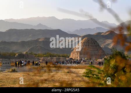 191002 -- YINCHUAN, 2. Oktober 2019 -- Touristen besuchen die kaiserlichen Gräber aus der westlichen Xia-Dynastie 1032-1227 in Yinchuan, der Hauptstadt der nordwestchinesischen Autonomen Region Ningxia Hui, 2. Oktober 2019, dem zweiten Tag des 7-tägigen Nationalfeiertags. CHINA-NATIONAL DAY-HOLIDAY CN FengxKaihua PUBLICATIONxNOTxINxCHN Stockfoto