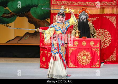 191002 -- TOKIO, 2. Oktober 2019 -- Künstler führen Peking Opera Farewell My concubine anlässlich des 100. Jahrestages des Besuchs der chinesischen Theaterlegende Mei Lanfang in Japan in Tokio, der Hauptstadt Japans, am 2. Oktober 2019 auf. Mei war einer der angesehensten chinesischen Künstler des 20. Jahrhunderts und Schöpfer des Mei-Schulstils der Peking-Oper. JAPAN-TOKIO-MEI LANFANG S VISIT- JUBILÄUM MAXCAORAN PUBLICATIONXNOTXINXCHN Stockfoto