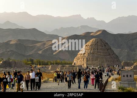 191002 -- YINCHUAN, 2. Oktober 2019 -- Touristen besuchen die kaiserlichen Gräber aus der westlichen Xia-Dynastie 1032-1227 in Yinchuan, der Hauptstadt der nordwestchinesischen Autonomen Region Ningxia Hui, 2. Oktober 2019, dem zweiten Tag des 7-tägigen Nationalfeiertags. CHINA-NATIONAL DAY-HOLIDAY CN FengxKaihua PUBLICATIONxNOTxINxCHN Stockfoto