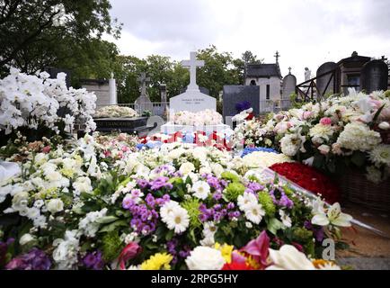 191003 -- PEKING, 3. Oktober 2019 -- Blumen werden vor dem Grab des ehemaligen französischen Präsidenten Jacques Chirac platziert, nachdem er am 2. Oktober 2019 auf dem Montparnasse-Friedhof in Paris, Frankreich, begraben wurde. Chirac starb am 26. September 2019 im Alter von 86 Jahren. XINHUA-FOTOS DES TAGES GaoxJing PUBLICATIONxNOTxINxCHN Stockfoto