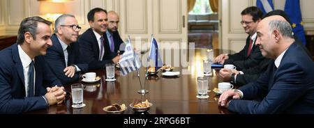 191004 -- ATHEN, 4. Oktober 2019 -- der griechische Premierminister Kyriakos Mitsotakis trifft sich am 4. Oktober 2019 mit Pierre Moscovici, dem EU-Kommissar für Wirtschaft und Finanzen, Steuern und Zoll, im Büro des griechischen Premierministers in Athen. GRIECHENLAND-ATHEN-PM-EU-MOSCOVICI-VISIT MARIOSXLOLOS PUBLICATIONXNOTXINXCHN Stockfoto