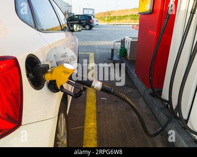 Tanken des Fahrzeugs an einer Tankstelle Kraftstoffpumpe. Autotankung an Tankstelle. Kraftstoffpumpe an der Station. Hochwertige Fotos Stockfoto