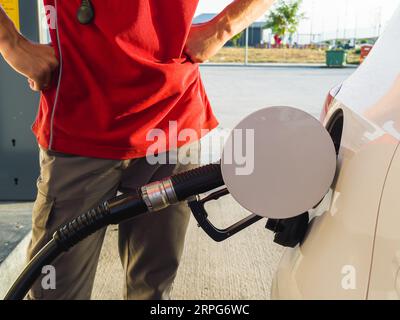 Tanken des Fahrzeugs an einer Tankstelle Kraftstoffpumpe. Autotankung an Tankstelle. Kraftstoffpumpe an der Station. Hochwertige Fotos Stockfoto