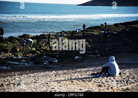 191005 -- QINGDAO, 5. Oktober 2019 -- Menschen genießen ihre Zeit an einem Strand im Laoshan Bezirk von Qingdao, Ostchinesische Provinz Shandong, 5. Oktober 2019. Viele Touristen und Anwohner verbringen ihre Freizeit am Strand von Qingdao während des Nationalfeiertags. CHINA-SHANDONG-QINGDAO-BEACH CN WangxKai PUBLICATIONxNOTxINxCHN Stockfoto