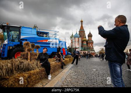 191005 -- MOSKAU, 5. Oktober 2019 -- Menschen machen Fotos mit Heu auf dem Roten Platz, während des Goldenen Herbstfestes in Moskau, Russland, 5. Oktober 2019. Das wichtigste Erntefest Moskaus in diesem Jahr findet vom 4. Bis 13. Oktober statt. Foto von Maxim Tschernawski/Xinhua RUSSLAND-MOSKAU-GOLDENES HERBSTFESTIVAL BaixXueqi PUBLICATIONxNOTxINxCHN Stockfoto