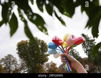191007 -- PARIS, 7. Oktober 2019 -- die Skulptur Bouquet of Tulips ist in der Nähe des Petit Palais in Paris, Frankreich, 7. Oktober 2019 zu sehen. Der amerikanische Künstler Jeff Koons stellte am 4. Oktober in Paris seine Skulptur Bouquet of Tulips vor, eine Hommage an die Opfer von Terroranschlägen in der französischen Hauptstadt im November 2015. Das 12 Meter hohe Stück zeigt eine riesige Hand, die einen Blumenstrauß aus elf bunten Tulpen zusammendrückt. FRANCE-PARIS-SKULPTURENBOUQUET VON TULPEN GAOXJING PUBLICATIONXNOTXINXCHN Stockfoto