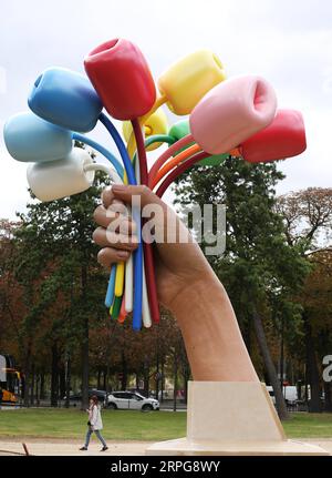 191007 -- PARIS, 7. Oktober 2019 -- die Skulptur Bouquet of Tulips ist in der Nähe des Petit Palais in Paris, Frankreich, 7. Oktober 2019 zu sehen. Der amerikanische Künstler Jeff Koons stellte am 4. Oktober in Paris seine Skulptur Bouquet of Tulips vor, eine Hommage an die Opfer von Terroranschlägen in der französischen Hauptstadt im November 2015. Das 12 Meter hohe Stück zeigt eine riesige Hand, die einen Blumenstrauß aus elf bunten Tulpen zusammendrückt. FRANCE-PARIS-SKULPTURENBOUQUET VON TULPEN GAOXJING PUBLICATIONXNOTXINXCHN Stockfoto