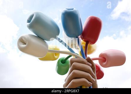 191007 -- PARIS, 7. Oktober 2019 -- die Skulptur Bouquet of Tulips ist in der Nähe des Petit Palais in Paris, Frankreich, 7. Oktober 2019 zu sehen. Der amerikanische Künstler Jeff Koons stellte am 4. Oktober in Paris seine Skulptur Bouquet of Tulips vor, eine Hommage an die Opfer von Terroranschlägen in der französischen Hauptstadt im November 2015. Das 12 Meter hohe Stück zeigt eine riesige Hand, die einen Blumenstrauß aus elf bunten Tulpen zusammendrückt. FRANCE-PARIS-SKULPTURENBOUQUET VON TULPEN GAOXJING PUBLICATIONXNOTXINXCHN Stockfoto