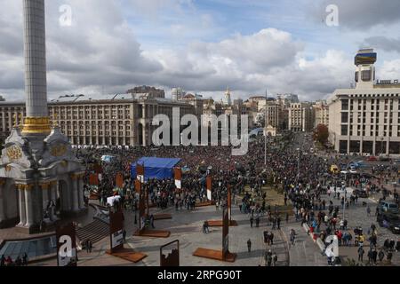 191007 -- KIEW, 7. Oktober 2019 Xinhua -- Demonstranten versammeln sich auf dem Unabhängigkeitsplatz in Kiew, der Hauptstadt der Ukraine, 6. Oktober 2019. Tausende von Menschen gingen am Sonntag auf die Straße in Kiew, um gegen die Entscheidung des ukrainischen Präsidenten Wolodymyr Zelenski zu protestieren, dem Teil der Ostukraine, der nicht von Kiew kontrolliert wird, Autonomie zu gewähren. Die Demonstranten forderten, dass die Behörden Andriy Bogdan, den Leiter des Präsidentenbüros, entlassen und den Plan zur Lösung des Konflikts in der Ostukraine ändern, der es der Region ermöglicht, während der Kommunalwahlen einen befristeten Sonderstatus zu erhalten. Die Demonstranten gaben Zelen die Schuld Stockfoto