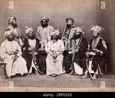 Pathan-Männer aus Peshawar Pakistan in traditioneller Kleidung, Gruppenporträtfoto 1900 Stockfoto