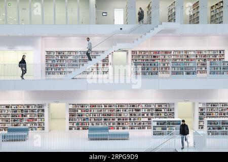 191008 -- STUTTGART, 8. Oktober 2019 -- Foto aufgenommen am 8. Oktober 2019 zeigt die Innenansicht der Stadtbibliothek Stuttgart in Stuttgart. Die Stadtbibliothek Stuttgart wurde 2011 eröffnet und ist durch ihr einzigartiges Design zum neuen Kulturzentrum der Stadt und zu einer touristischen Attraktion geworden. DEUTSCHLAND-STUTTGART-STADTBIBLIOTHEK ZhangxCheng PUBLICATIONxNOTxINxCHN Stockfoto