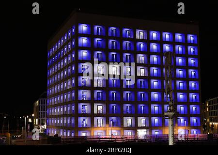 191008 -- STUTTGART, 8. Oktober 2019 -- Foto aufgenommen am 7. Oktober 2019 zeigt die Nachtsicht der Stadtbibliothek Stuttgart in Stuttgart. Die Stadtbibliothek Stuttgart wurde 2011 eröffnet und ist durch ihr einzigartiges Design zum neuen Kulturzentrum der Stadt und zu einer touristischen Attraktion geworden. DEUTSCHLAND-STUTTGART-STADTBIBLIOTHEK ZhangxCheng PUBLICATIONxNOTxINxCHN Stockfoto