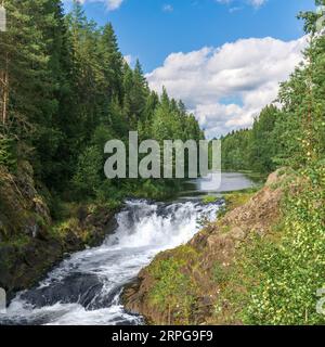 Natürliche Landschaft mit einem kleinen Wasserfall mit klarem Wasser Stockfoto