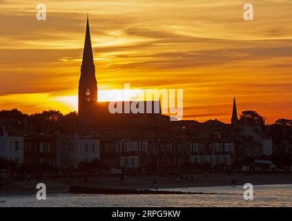 Portobello, Edinburgh, Schottland, Großbritannien. September 2023. Sonnenuntergang am Firth of Forth, Temperatur von 22 Grad Celsius um 20:00 Uhr. Abgebildet: Der Turm von Portobello und die Joppa Pfarrkirche früher (St. Phillips Kirche) in Silhouette. Kredit: ScottishCreative/Alamy Live News. Stockfoto