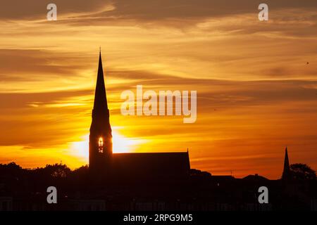 Portobello, Edinburgh, Schottland, Großbritannien. September 2023. Sonnenuntergang am Firth of Forth, Temperatur von 22 Grad Celsius um 20:00 Uhr. Abgebildet: Der Turm von Portobello und die Joppa Pfarrkirche früher (St. Phillips Kirche) in Silhouette. Kredit: ScottishCreative/Alamy Live News. Stockfoto