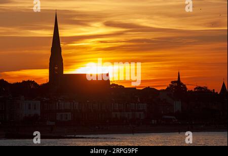 Portobello, Edinburgh, Schottland, Großbritannien. September 2023. Sonnenuntergang am Firth of Forth, Temperatur von 22 Grad Celsius um 20:00 Uhr. Abgebildet: Der Turm von Portobello und die Joppa Pfarrkirche früher (St. Phillips Kirche) in Silhouette. Kredit: ScottishCreative/Alamy Live News. Stockfoto