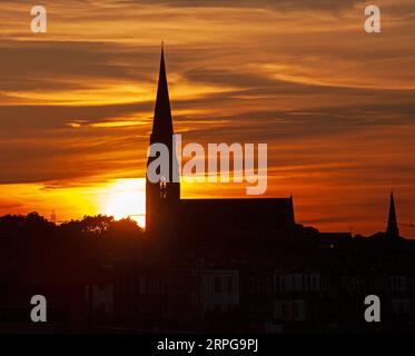 Portobello, Edinburgh, Schottland, Großbritannien. September 2023. Sonnenuntergang am Firth of Forth, Temperatur von 22 Grad Celsius um 20:00 Uhr. Abgebildet: Der Turm von Portobello und die Joppa Pfarrkirche früher (St. Phillips Kirche) in Silhouette. Kredit: ScottishCreative/Alamy Live News. Stockfoto