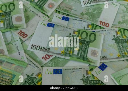 Auf dem Tisch verstreutes Geld hundertzweihundert Euro-Banknoten Stockfoto