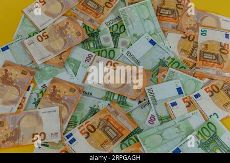 Auf dem Tisch verstreutes Geld hundertzweihundert Euro-Banknoten Stockfoto