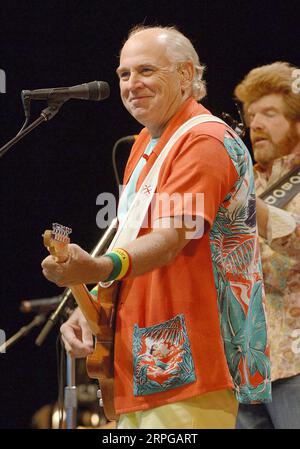 ARCHVE: 23. Juni 2007 - Pittsburgh, Pennsylvania - Sänger und Frontmann JIMMY BUFFETT von der JIMMY BUFFETT AND THE CORAL REEFER BAND tritt als Teil ihrer Tour 2007 im Post-Gazette Pavilion auf. (Bild: © Jason L Nelson/AdMedia über ZUMA Press Wire) NUR REDAKTIONELLE VERWENDUNG! Nicht für kommerzielle ZWECKE! Stockfoto