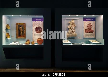 Überreste des Islam und des Judentums in der Vitrine eines Raumes des Provinzmuseums im Palast des infantados der Stadt Guadalajara, Spanien. Stockfoto