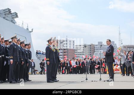 191010 -- TOKIO, 10. Oktober 2019 -- Kong Xuanyou R, Front, der chinesische Botschafter in Japan, hält eine Rede während einer Begrüßungszeremonie an einem Dock in der Präfektur Kanagawa in Japan am 10. Oktober 2019. Der chinesische Zerstörer Taiyuan ist hier, um sich einer internationalen Flottenüberprüfung anzuschließen, die für den 14. Oktober geplant ist. Es ist das erste Mal, dass die PLA-Marine der Volksbefreiungsarmee an einer von der japanischen Seefahrtskräfte MSDF veranstalteten Seefahrtsüberprüfung teilnimmt, und das erste Mal, dass ein chinesisches Marineschiff Japan seit 10 Jahren besucht. JAPAN-KANAGAWA-CHINA-MARINE ZERSTÖRER-BESUCH MAXCAORAN PUBLICATIONXNOTXINXCHN Stockfoto