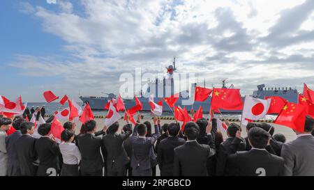 News Bilder des Tages 191010 -- TOKIO, 10. Oktober 2019 -- am 10. Oktober 2019 nehmen die Menschen an einer Begrüßungszeremonie für den chinesischen Marinestreifer Taiyuan an einem Dock in der Präfektur Kanagawa in Japan Teil. Der chinesische Zerstörer Taiyuan ist hier, um sich einer internationalen Flottenüberprüfung anzuschließen, die für den 14. Oktober geplant ist. Es ist das erste Mal, dass die PLA-Marine der Volksbefreiungsarmee an einer von der japanischen Seefahrtskräfte MSDF veranstalteten Seefahrtsüberprüfung teilnimmt, und das erste Mal, dass ein chinesisches Marineschiff Japan seit 10 Jahren besucht. JAPAN-KANAGAWA-CHINA-MARINE ZERSTÖRER-BESUCH MAXCAORAN PUBLICATIONXNOTXINXCHN Stockfoto