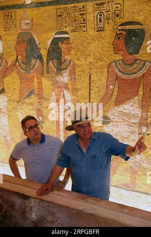 191010 -- LUXOR EGYPT, 10. Oktober 2019 -- der ägyptische Minister für Altertümer Khaled al-Anany L und der ägyptische Archäologe Zahi Hawass besuchen am 10. Oktober 2019 das neu renovierte Grab von König Tutanchamun im Tal der Könige in Luxor, Ägypten. ÄGYPTEN-LUXOR-KÖNIG TUTANCHAMUN-NEU RENOVIERTES GRAB AHMEDXGOMAA PUBLICATIONXNOTXINXCHN Stockfoto