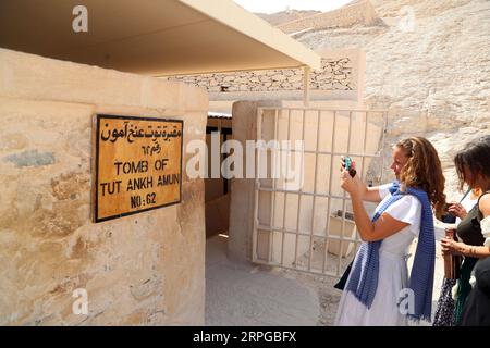 191010 -- LUXOR EGYPT, 10. Oktober 2019 -- Besucher werden am Eingang des neu renovierten Grabes von König Tutanchamun im Tal der Könige in Luxor, Ägypten, am 10. Oktober 2019 gesehen. ÄGYPTEN-LUXOR-KÖNIG TUTANCHAMUN-NEU RENOVIERTES GRAB AHMEDXGOMAA PUBLICATIONXNOTXINXCHN Stockfoto