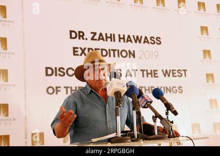 191010 -- LUXOR EGYPT, 10. Oktober 2019 -- der ägyptische Ägyptologe Zahi Hawass spricht während einer Pressekonferenz in Luxor, Ägypten, am 10. Oktober 2019. Der renommierte ägyptische Ägyptologe Zahi Hawass kündigte am Donnerstag die Entdeckung der ersten alten Industriezone in Ägypten an, die auf die 18. Dynastie von 1549/1550 bis 1292 v. Chr. zurückgeht. ÄGYPTEN-LUXOR-ANTIKE INDUSTRIEZONE AhmedxGomaa PUBLICATIONxNOTxINxCHN Stockfoto