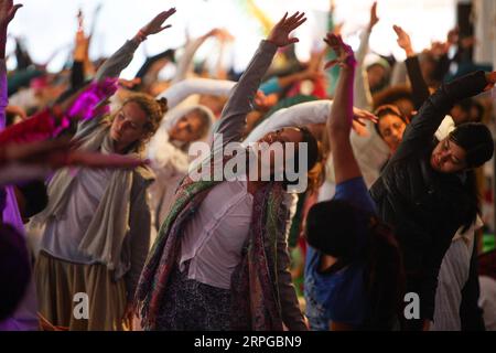 191011 -- PEKING, 11. Oktober 2019 -- Yoga-Praktizierende üben bei der Eröffnungszeremonie des 16. Internationalen Yoga Festivals in Rishikesh von Uttarakhand, Indien, 1. März 2015. ZU GEHEN MIT: Spotlight: Film-, Yoga-, Smartphone-Branchen verbessern China-Indien Verbindungen INDIEN-CHINA-FILM-YOGA-SMARTPHONE ZhengxHuansong PUBLICATIONxNOTxINxCHN Stockfoto
