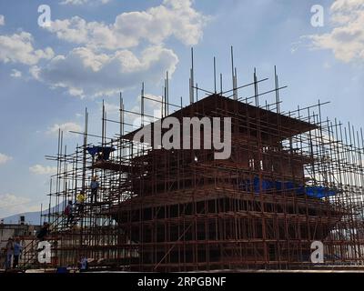 191011 -- PEKING, 11. Oktober 2019 -- Foto aufgenommen am 19. April 2019 zeigt die Restaurierungsstätte des Basantapur Tower am Hanumandhoka Durbar Square in Kathmandu, Hauptstadt Nepals. Foto von /Xinhua Xinhua Schlagzeilen: Chinesische Restaurierungsspezialisten helfen Nepal, die Seele der Kultur des Kathmandu-Tals wiederherzustellen SunilxSharma PUBLICATIONxNOTxINxCHN Stockfoto