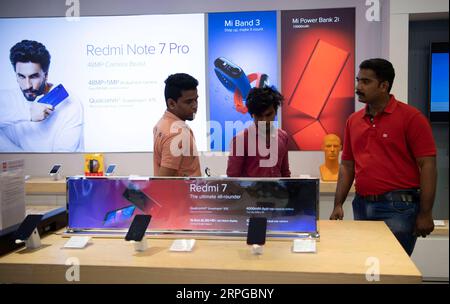 191011 -- PEKING, 11. Oktober 2019 Xinhua -- Kunden werden in einem Geschäft des chinesischen Technologieunternehmens Xiaomi in Chennai, Indien, 8. Oktober 2019 gesehen. ZU GEHEN MIT: Spotlight: Film-, Yoga-, Smartphone-Branchen verbessern China-Indien Verbindungen Xinhua/Lui Siu Wai INDIEN-CHINA-FILM-YOGA-SMARTPHONE PUBLICATIONxNOTxINxCHN Stockfoto