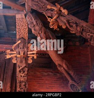 191011 -- PEKING, 11. Oktober 2019 -- Foto aufgenommen am 19. April 2019 zeigt die restaurierten Holzskulpturen an der Restaurierungsstelle des Basantapur-Turms am Hanumandhoka Durbar-Platz in Kathmandu, der Hauptstadt Nepals. Foto von /Xinhua Xinhua Schlagzeilen: Chinesische Restaurierungsspezialisten helfen Nepal, die Seele der Kultur des Kathmandu-Tals wiederherzustellen SunilxSharma PUBLICATIONxNOTxINxCHN Stockfoto