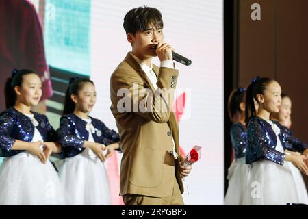 191011 -- PEKING, 11. Oktober 2019 -- Li YifengC, ein Förderer des Spring Bud Project singt ein Lied während einer Pressekonferenz über die Errungenschaften des Spring Bud Project in Peking, Hauptstadt Chinas, 10. Oktober 2019. Das Spring Bud Project, das 1989 vom China Children and Teenagers Fund CCTF ins Leben gerufen wurde, hat in den letzten 30 Jahren über 3,69 Millionen arme Mädchen finanziert und geholfen. Das Programm, das armen Mädchen helfen soll, die Schule zu beenden, hat Spenden im Wert von fast 2,12 Milliarden Yuan über 297,5 Millionen US-Dollar gesammelt und den Bau der Spring Bud School 1.811 unterstützt Stockfoto