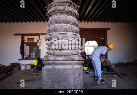 191011 -- PEKING, 11. Oktober 2019 -- Menschen arbeiten am 10. Oktober 2019 an der Restaurierungsstelle des neunstöckigen Basantapur-Komplexes in Kathmandu, Nepal. Xinhua Schlagzeilen: Chinesische Restaurierungsspezialisten helfen Nepal, die Seele der Kultur des Kathmandu-Tals WangxJingqiang PUBLICATIONxNOTxINxCHN wiederherzustellen Stockfoto