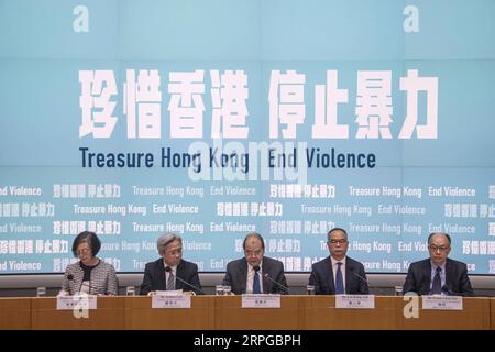 191010 -- PEKING, 11. Oktober 2019 -- Matthew Cheung C, Chief Secretary for Administration of China s Hong Kong Special Administrative Region HKSAR, spricht auf einer Pressekonferenz in Hong Kong, Südchina, 10. Oktober 2019. ZU GEHEN MIT 1. LD Writethru: HKSAR-Regierungsvertreter offenbaren Fakten, Zahlen über die Zerstörung durch Randalierer XINHUA FOTOS DES TAGES LuxYe PUBLICATIONxNOTxINxCHN Stockfoto