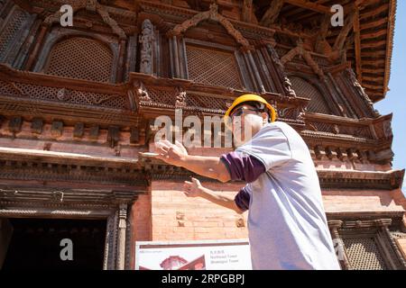 191011 -- PEKING, 11. Oktober 2019 -- Zhou Jianguo arbeitet am 10. Oktober 2019 an der Restaurierungsstelle des neunstöckigen Basantapur-Komplexes in Kathmandu, Nepal. Zhang Keren Xinhua Schlagzeilen: Chinesische Restaurierungsspezialisten helfen Nepal, die Seele der Kultur des Kathmandu-Tals WangxJingqiang PUBLICATIONxNOTxINxCHN wiederherzustellen Stockfoto