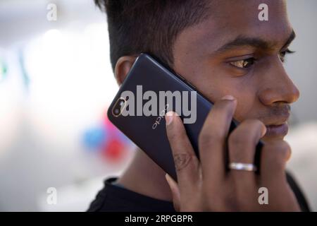 191011 -- PEKING, 11. Oktober 2019 Xinhua -- Ein Mann benutzt Ein Telefon mit der chinesischen Marke Oppo in einem Einkaufszentrum in Chennai, Indien, 8. Oktober 2019. ZU GEHEN MIT: Spotlight: Film-, Yoga-, Smartphone-Branchen verbessern China-Indien Verbindungen Xinhua/Lui Siu Wai INDIEN-CHINA-FILM-YOGA-SMARTPHONE PUBLICATIONxNOTxINxCHN Stockfoto