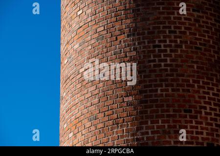 Roter, runder Ziegelschornstein im Sonnenlicht Stockfoto