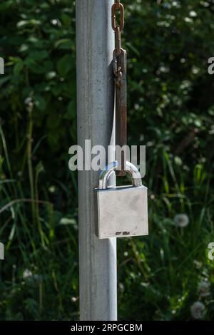 Schweres Vorhängeschloss, das an einem Stab hängt Stockfoto