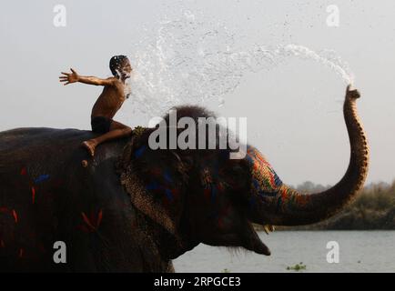 191011 -- KATHMANDU, 11. Oktober 2019 -- Ein Kind spielt mit einem Elefanten in Chitwan, Nepal, 27. Dezember 2018. Foto von Sunil Sharma/Xinhua NEPAL-LIFE-SCENERY-HIGHLIGHTS SuxNierxiaerma PUBLICATIONxNOTxINxCHN Stockfoto