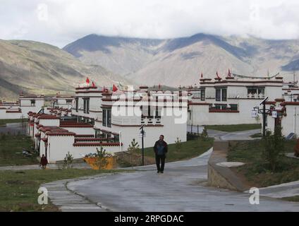 191012 -- PEKING, 12. Oktober 2019 -- Ein Mann geht in einem Umzugsgebiet für Rongma Town Dorfbewohner in Lhasa, Südwestchina autonome Tibet-Region, 22. September 2019. Xinhua-Schlagzeilen: Die Armut vom Dach der Welt auslöschen ZhangxYudong PUBLICATIONxNOTxINxCHN Stockfoto