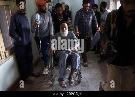 191013 -- SRINAGAR, 13. Oktober 2019 -- Eine verwundete Person wird auf einem Rollstuhl zur medizinischen Behandlung in einem lokalen Krankenhaus in Srinagar Stadt, der Sommerhauptstadt des von Indien kontrollierten Kaschmirs, 12. Oktober 2019 getragen. Mindestens sieben Menschen, darunter eine Frau, wurden am Samstag bei einem Granatschlag in dem von Indien kontrollierten Kashmir verwundet, sagte die Polizei. Der Granatenangriff wurde in der Stadt Srinagar im von Indianern kontrollierten Kaschmir durchgeführt. Javed dar INDIEN-KASCHMIR-GRANATENANGRIFF ZhangxNaijie PUBLICATIONxNOTxINxCHN Stockfoto