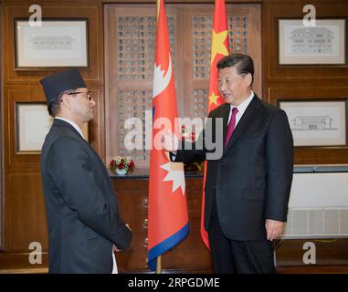 191012 -- KATHMANDU, 12. Oktober 2019 -- der chinesische Präsident Xi Jinping trifft sich mit dem Vorsitzenden der nepalesischen Nationalversammlung Ganesh Prasad Timilsina in Kathmandu, Nepal, 12. Oktober 2019. NEPAL-KATHMANDU-CHINA-XI JINPING-GANESH PRASAD TIMILSINA-MEETING LIXXUEREN PUBLICATIONXNOTXINXCHN Stockfoto